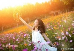 女子爆料破坏草地视频播放,女子爆料破坏草地视频引发热议